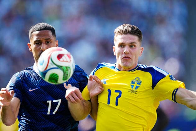 NEW YORK, USA 20260630 Frankrikes William Saliba mot Sveriges Viktor Gyökeres under 16-delsfinalen mellan Frankrike och Sverige pa New York New Jersey Stadium under fotbolls-VM. ***Bilden ingar i SPORTPAKET. För övriga BETALBILD*** NEW YORK USA x9200x *** NEW YORK, USA 20260630 France s William Saliba against Sweden s Viktor Gyökeres during the Under-16 semifinal between France and Sweden at New York New Jersey Stadium during the World Cup ***This image is included in the SPORT PACKAGE; for other images, see PAID CONTENT*** NEW YORK, USA x9200x  Copyright: xBjörnxLarssonxRosvall TTx FOTBOLLS-VM 2026 FRANKRIKE-SVERIGE