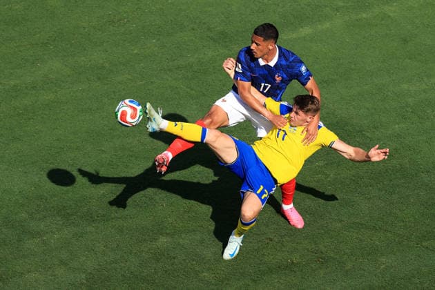 Football - FIFA World Cup, WM, Weltmeisterschaft, Fussball - Round of 32 - France v Sweden 30th June 2026 - FIFA World Cup - Round of 32 - France v Sweden - William Saliba of France and Viktor Gyokeres of Sweden - Photo: Simon Stacpoole Offside. New Jersey USA *** Fußball – FIFA-Weltmeisterschaft, Runde der letzten 32: Frankreich gegen Schweden, 30. Juni 2026 – FIFA-Weltmeisterschaft, Runde der letzten 32: Frankreich gegen Schweden – William Saliba (Frankreich) und Viktor Gyokeres (Schweden) – Foto: Simon Stacpoole – Abseits – New Jersey, USA  Copyright: xSimonxStacpoolexOffside