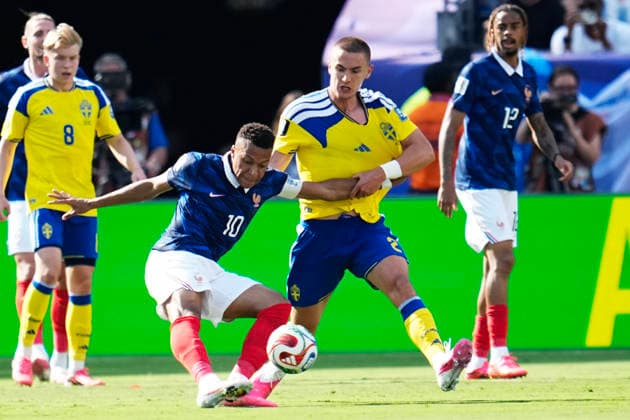 NEW YORK, USA 20260630 Frankrikes Kylian Mbappe mot Sveriges Gustaf Lagerbielke under 16-delsfinalen mellan Frankrike och Sverige pa New York New Jersey Stadium under fotbolls-VM. ***Bilden ingar i SPORTPAKET. För övriga BETALBILD*** NEW YORK USA x9200x *** NEW YORK, USA 20260630 France s Kylian Mbappé faces Sweden s Gustaf Lagerbielke during the Under-16 semifinal between France and Sweden at New York New Jersey Stadium during the World Cup ***This image is part of the SPORTS PACKAGE. For other PAID IMAGES*** NEW YORK, USA x9200x  Copyright: xBjörnxLarssonxRosvall TTx FOTBOLLS-VM 2026 FRANKRIKE-SVERIGE