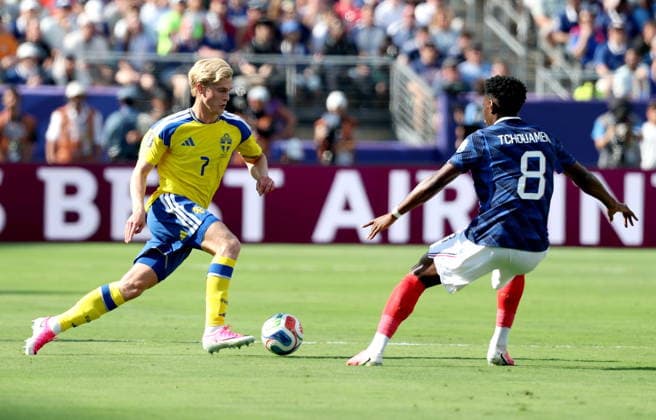 FIFA World Cup, WM, Weltmeisterschaft, Fussball 2026 - Round of 32 - France vs Sweden Lucas Bergvall (L) of Sweden and Aurelien Tchouameni of France in action during the FIFA World Cup 2026 Round of 32 match France against Sweden, in New Jersey, USA, 30 June 2026. EAST RUTHERFORD United States  Copyright: xSARAHxYENESELx