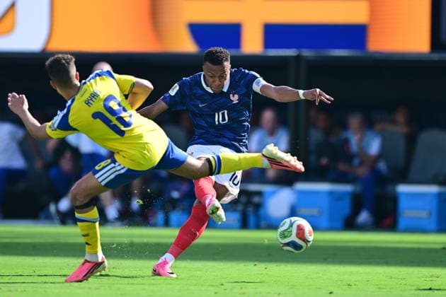 France v Sweden - FIFA World Cup, WM, Weltmeisterschaft, Fussball 2026 - Round of 32 NEW JERSEY, USA - JUNE 30: Kylian Mbappe (10) of France in action against Yasin Ayari of Sweden during the 2026 FIFA World Cup Round of 32 match between France and Sweden at New Jersey Stadium (MetLife Stadium) in East Rutherford, New Jersey, USA, on June 30, 2026: Abdulhamid Hosbas Anadolu New Jersey United States. Editorial use only. Please get in touch for any other usage.  Copyright: x2026xAnadoluxAbdulhamidxHosbasx