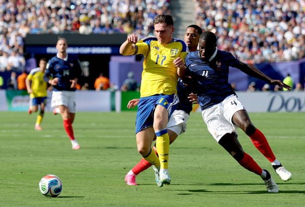 FIFA World Cup, WM, Weltmeisterschaft, Fussball 2026 - Round of 32 - France vs Sweden Viktor Gyokeres (L) of Sweden in action against Dayot Upamecano (R) and William Saliba of France during the FIFA World Cup 2026 Round of 32 match France against Sweden, in New Jersey, USA, 30 June 2026. EAST RUTHERFORD United States  Copyright: xSARAHxYENESELx
