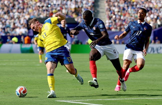 FIFA World Cup, WM, Weltmeisterschaft, Fussball 2026 - Round of 32 - France vs Sweden Viktor Gyokeres (L) of Sweden in action against Dayot Upamecano (C) and William Saliba of France during the FIFA World Cup 2026 Round of 32 match France against Sweden, in New Jersey, USA, 30 June 2026. EAST RUTHERFORD United States  Copyright: xSARAHxYENESELx