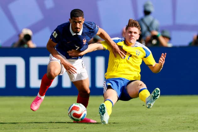 France v Sweden: Round Of 32 - FIFA World Cup, WM, Weltmeisterschaft, Fussball 2026 William Saliba of France and Viktor Gyokeres of Sweden challenge during the FIFA World Cup 2026 Round Of 32 match between France and Sweden at New York New Jersey Stadium on June 30, 2026 in East Rutherford, New Jersey. East Rutherford New York New Jersey Stadium NJ United States Copyright: xAllstarxPicturexLibraryxLtdx