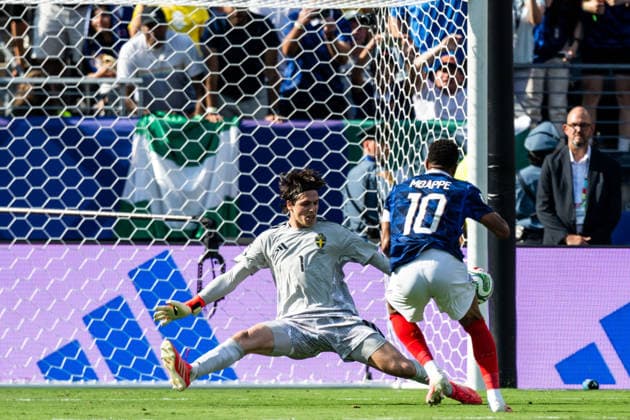 260630 Kylian Mbappe of France and goalkeeper Jacob Widell Zetterström of Sweden during the FIFA World Cup, WM, Weltmeisterschaft, Fussball 2026 round of 32 football match between France and Sweden on June 30, 2026 in New Jersey. Photo: Ludvig Thunman BILDBYRAN kod LT PA1270 fotboll football soccer fotball vm fotbolls-vm fotball-vm fotbolls-vm 2026 fifa world cup 2026 sverige sweden sverige a bbeng frankrike france round of 32 16-delsfinal *** June 30, 2026: Kylian Mbappé of France and goalkeeper Jacob Widell Zetterström of Sweden during the FIFA World Cup 2026 Round of 32 soccer match between France and Sweden on June 30, 2026 in New Jersey. Photo by Ludvig Thunman. BILDBYRAN code LT PA1270 soccer football fotball World Cup 2026 FIFA World Cup 2026 Sweden Sweden A BBENG Francekrike france round of 32 round of 16  Copyright: LUDVIGxTHUNMAN BB260630LT067