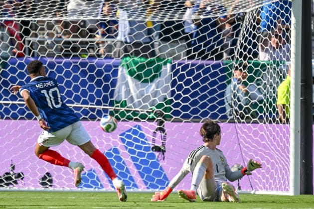 Kylian Mbappe (France) and goalkeeper Jacob Widell Zetterstrom (Sweden) battle for the ball during the FIFA World Cup, WM, Weltmeisterschaft, Fussball 2026 Round Of 32 match between France and Sweden at New York New Jersey Stadium on June 30, 2026 in East Rutherford, United States. (Photo by Harry Langer DeFodi Images) - *** Kylian Mbappé of France and goalkeeper Jacob Widell Zetterström of Sweden battle for the ball during the 2026 FIFA World Cup Round of 32 match between France and Sweden at New York New Jersey Stadium on June 30, 2026, in East Rutherford, United States. Photo by Harry Langer, DeFodi Images