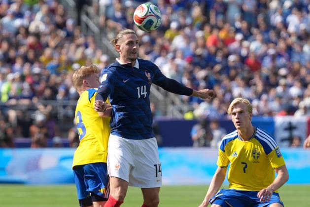 Adrien Rabiot (C) of France viess for the ball with Daniel Svensson (L) of Sweden during the FIFA World Cup, WM, Weltmeisterschaft, Fussball 2026 Round of 32 match France against Sweden at the MetLife Stadium in New Jersey, United States, 30 June 2026. FIFA World Cup 2026 - Round of 32- France vs Sweden !ACHTUNG: NUR REDAKTIONELLE NUTZUNG!  Copyright: xOctavioxGuzmánx GR2102 20260630-55020758970_1