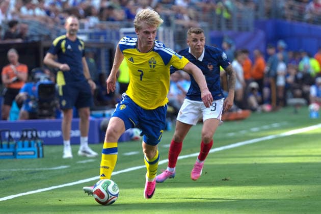 Lucas Bergvall of Sweden controls a ball during the FIFA World Cup, WM, Weltmeisterschaft, Fussball 2026 Round of 32 match France against Sweden at the MetLife Stadium in New Jersey, United States, 30 June 2026. FIFA World Cup 2026 - Round of 32- France vs Sweden !ACHTUNG: NUR REDAKTIONELLE NUTZUNG!  Copyright: xOctavioxGuzmánx GR2107 20260630-55020758977_1