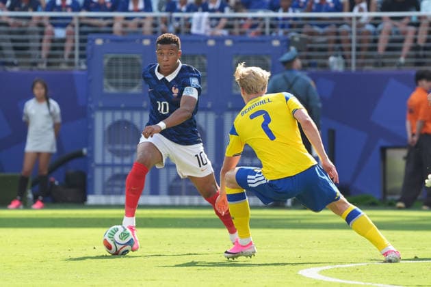 Kylian Mbappe (Frankreich, France, 10) gegen Lucas Bergvall (Schweden Sweden, 7) - New York 30.06.2026: Frankreich vs. Schweden, MetLife Stadium, World Cup 26, Sechzehntelfinale *** Kylian Mbappé, France, 10, vs. Lucas Bergvall, Sweden, 7, New York, June 30, 2026, France vs. Sweden, MetLife Stadium, World Cup 26, Round of 32
