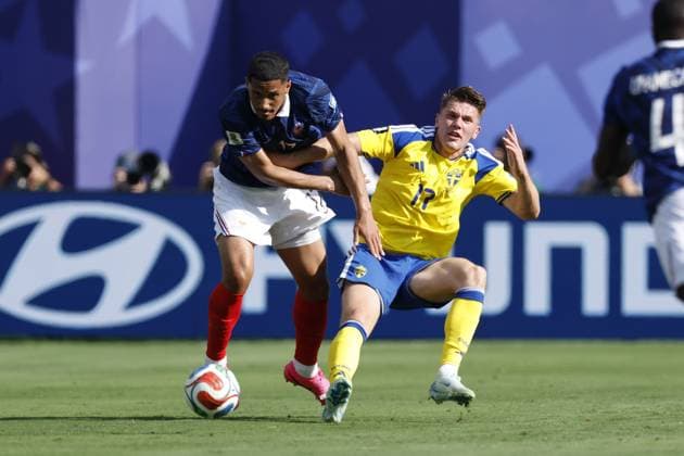 NEW JERSEY - William Saliba of France and Viktor Gyokeres of Sweden during the 2026 FIFA World Cup, WM, Weltmeisterschaft, Fussball round of 32 match between France and Sweden at Boston Stadium on June 30, 2026, in Foxborough, United States. MAURICE VAN STEEN ANP FIFA World Cup 2026 - round of 32 2026 xVIxANPxSportx xMauricexvanxSteenxIVx 562483018 originalFilename: 562483018.jpg