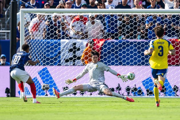 260630 Kylian Mbappe of France and goalkeeper Jacob Widell Zetterström of Sweden during the FIFA World Cup, WM, Weltmeisterschaft, Fussball 2026 round of 32 football match between France and Sweden on June 30, 2026 in New Jersey. Photo: Petter Arvidson BILDBYRAN kod PA PA1270 fotboll football soccer fotball vm fotbolls-vm fotball-vm fotbolls-vm 2026 fifa world cup 2026 sverige sweden sverige a bbeng frankrike france round of 32 16-delsfinal *** June 30, 2026: Kylian Mbappé of France and goalkeeper Jacob Widell Zetterström of Sweden during the FIFA World Cup 2026 Round of 32 soccer match between France and Sweden on June 30, 2026 in New Jersey. Photo by Petter Arvidson, BILDBYRAN, code PA PA1270. soccer, football, soccer, World Cup, soccer World Cup, soccer World Cup, soccer World Cup 2026, FIFA World Cup 2026, Sweden, Sweden, Sweden A, BBENG, Francekrike france round of 32 round of 16  Copyright: PETTERxARVIDSON BB260630PA137