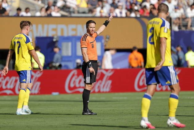 FIFA World Cup, WM, Weltmeisterschaft, Fussball 2026 - Round of 32 - France vs Sweden Referee Danny Makkelie gestures during the FIFA World Cup 2026 Round of 32 match France against Sweden, in East Rutherford, New Jersey, USA, 30 June 2026. EAST RUTHERFORD United States  Copyright: xSHAWNxTHEWx
