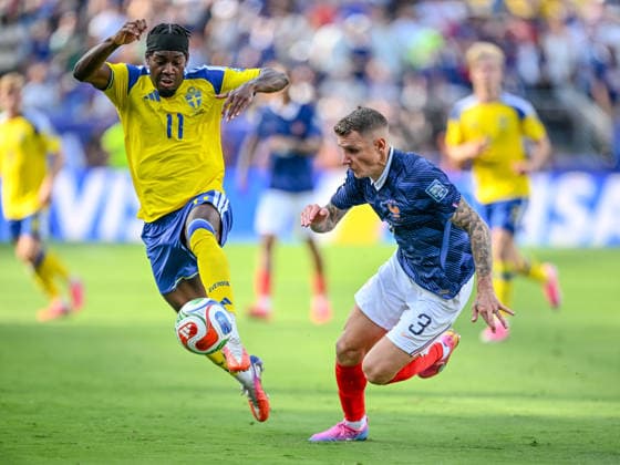Anthony Elanga (Sweden) and Lucas Digne (France) battle for the ball during the FIFA World Cup, WM, Weltmeisterschaft, Fussball 2026 Round Of 32 match between France and Sweden at New York New Jersey Stadium on June 30, 2026 in East Rutherford, United States. (Photo by Harry Langer DeFodi Images) - *** Anthony Elanga of Sweden and Lucas Digne of France battle for the ball during the 2026 FIFA World Cup Round of 32 match between France and Sweden at New York New Jersey Stadium on June 30, 2026, in East Rutherford, United States. Photo by Harry Langer, DeFodi Images