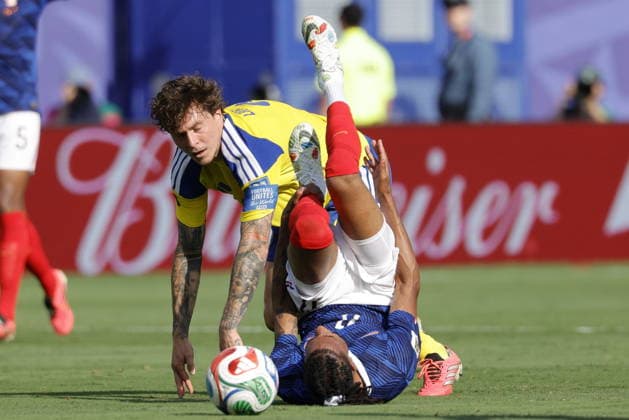 FIFA World Cup, WM, Weltmeisterschaft, Fussball 2026 - Round of 32 - France vs Sweden Victor Lindelof of Sweden (L) in action against Michael Olise of France (R) during the FIFA World Cup 2026 Round of 32 match France against Sweden, in East Rutherford, New Jersey, USA, 30 June 2026. EAST RUTHERFORD United States  Copyright: xSHAWNxTHEWx