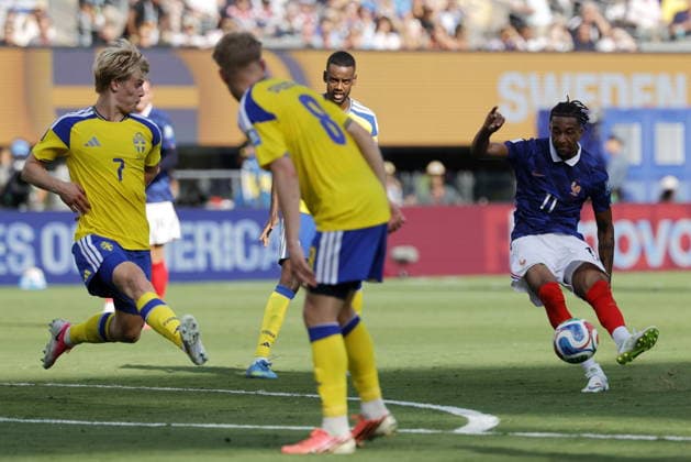 FIFA World Cup, WM, Weltmeisterschaft, Fussball 2026 - Round of 32 - France vs Sweden Michael Olise of France (R) in action during the FIFA World Cup 2026 Round of 32 match France against Sweden, in East Rutherford, New Jersey, USA, 30 June 2026. EAST RUTHERFORD United States  Copyright: xSHAWNxTHEWx