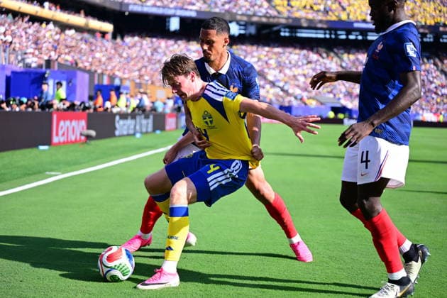 France v Sweden - FIFA World Cup, WM, Weltmeisterschaft, Fussball 2026 - Round of 32 NEW JERSEY, USA - JUNE 30: Dayot Upamecano (front) of France in action against Elliot Stroud (24) of Sweden during the 2026 FIFA World Cup Round of 32 match between France and Sweden at New Jersey Stadium (MetLife Stadium) in East Rutherford, New Jersey, USA, on June 30, 2026. Abdulhamid Hosbas Anadolu New Jersey United States. Editorial use only. Please get in touch for any other usage.  Copyright: x2026xAnadoluxAbdulhamidxHosbasx