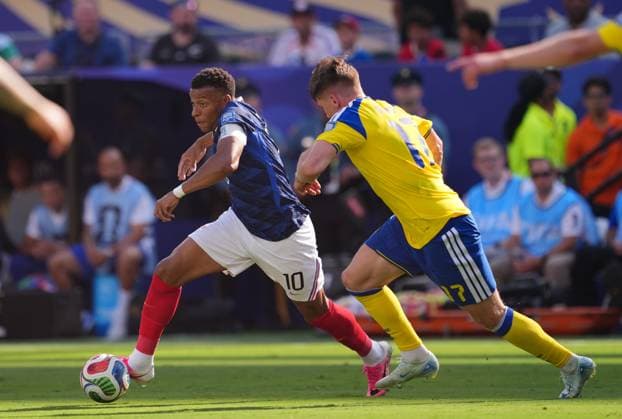 France v Sweden - FIFA World Cup, WM, Weltmeisterschaft, Fussball 2026 - Round of 32 NEW JERSEY, USA - JUNE 30: Kylian Mbappe of France and Viktor Gyokeres of Sweden compete for the ball during the 2026 FIFA World Cup Round of 32 match between France and Sweden at New Jersey Stadium (MetLife Stadium) in East Rutherford, New Jersey, USA, on June 30, 2026. Jose Hernandez Anadolu New Jersey United States. Editorial use only. Please get in touch for any other usage.  Copyright: x2026xAnadoluxJosexHernandezx