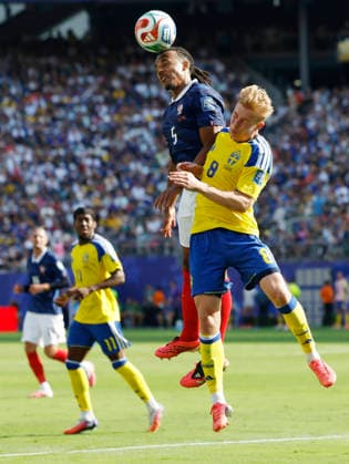 Sweden s Daniel Svensson (8) and Jules Kounde of France go up for a header in the first half during a Round of 32 FIFA World Cup, WM, Weltmeisterschaft, Fussball match at New York New Jersey Stadium in East Rutherford, New Jersey, on Tuesday, June 30, 2026.  NYP20260630915 JOHNxANGELILLO