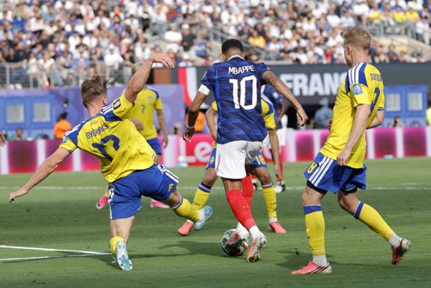 FIFA World Cup, WM, Weltmeisterschaft, Fussball 2026 - Round of 32 - France vs Sweden Kylian Mbappe of France (C) scores the 1-0 goal during the FIFA World Cup 2026 Round of 32 match France against Sweden, in East Rutherford, New Jersey, USA, 30 June 2026. EAST RUTHERFORD United States  Copyright: xSHAWNxTHEWx