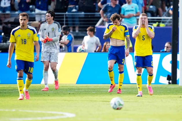 NEW YORK, USA 20260630 Sweden s Gabriel Gudmundsson, goalkeeper Jacob Widell Zetterström and Victor Nilsson Lindelöf are devastated after France scored during the round of 16 match between France and Sweden at New York New Jersey Stadium during the World Cup. ***The image is included in the SPORTS PACKAGE. For others PAYMENT IMAGE*** NEW YORK USA x9200x *** NEW YORK, USA 20260630 Sweden’s Gabriel Gudmundsson, goalkeeper Jacob Widell Zetterström, and Victor Nilsson Lindelöf are devastated after France scored during the Round of 16 match between France and Sweden at New York-New Jersey Stadium during the World Cup ***The image is included in the SPORTS PACKAGE. For other images, please contact us for pricing. *** NEW YORK, USA x9200x  Copyright: xBjörnxLarssonxRosvall TTx WORLD CUP 2026 FRANCE-SWEDEN