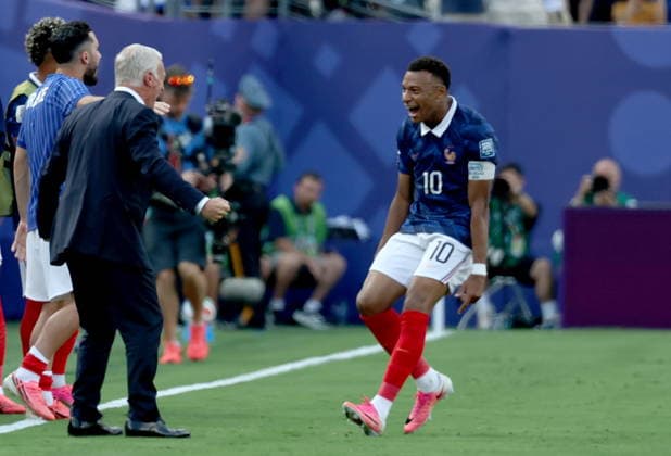 FIFA World Cup, WM, Weltmeisterschaft, Fussball 2026 - Round of 32 - France vs Sweden Kylian Mbappe of France celebrates with France s head coach Didier Deschamps after scoring the opening goal during the FIFA World Cup 2026 Round of 32 match France against Sweden, in New Jersey, USA, 30 June 2026. EAST RUTHERFORD United States  Copyright: xSARAHxYENESELx