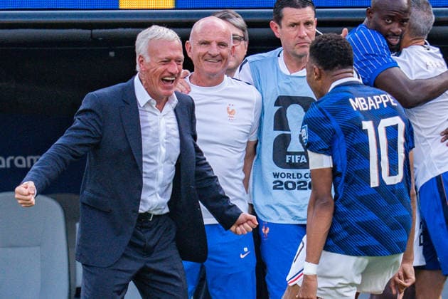 FIFA Fussball Weltmeisterschaft 2026, Sechszehntelfinale, Frankreich vs. Schweden, 30.06.2026, New Jersey Stadium Tor zum 1:0 durch Kylian Mbappe mit Jubel mit Didier Deschamps Ousmane Dembele Michael Olise *** 2026 FIFA World Cup, Round of 32, France vs. Sweden, June 30, 2026, New Jersey Stadium: Kylian Mbappé scores the 1-0 goal, celebrated with Didier Deschamps, Ousmane Dembélé, and Michael Olise Copyright: xBahhoxKarax