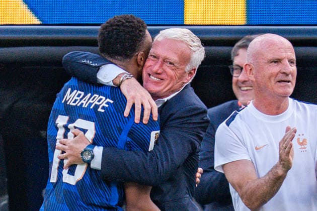 FIFA Fussball Weltmeisterschaft 2026, Sechszehntelfinale, Frankreich vs. Schweden, 30.06.2026, New Jersey Stadium Tor zum 1:0 durch Kylian Mbappe mit Jubel mit Didier Deschamps Ousmane Dembele Michael Olise *** 2026 FIFA World Cup, Round of 32, France vs. Sweden, June 30, 2026, New Jersey Stadium: Kylian Mbappé scores the 1-0 goal, celebrated with Didier Deschamps, Ousmane Dembélé, and Michael Olise Copyright: xBahhoxKarax