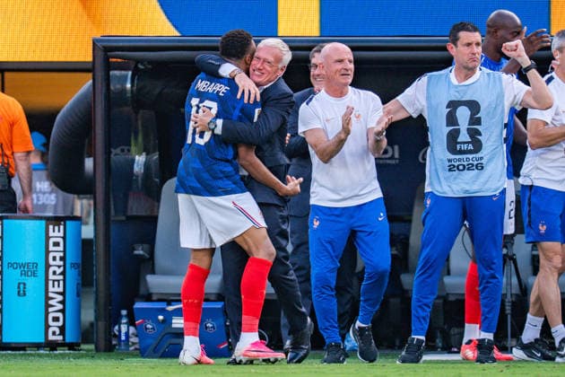FIFA Fussball Weltmeisterschaft 2026, Sechszehntelfinale, Frankreich vs. Schweden, 30.06.2026, New Jersey Stadium Tor zum 1:0 durch Kylian Mbappe mit Jubel mit Didier Deschamps Ousmane Dembele Michael Olise *** 2026 FIFA World Cup, Round of 32, France vs. Sweden, June 30, 2026, New Jersey Stadium: Kylian Mbappé scores the 1-0 goal, celebrated with Didier Deschamps, Ousmane Dembélé, and Michael Olise Copyright: xBahhoxKarax