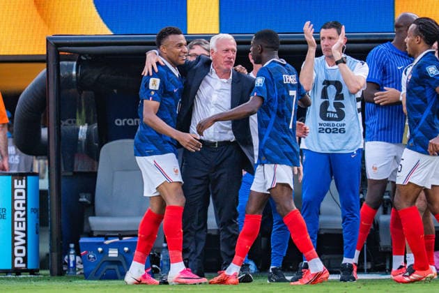 FIFA Fussball Weltmeisterschaft 2026, Sechszehntelfinale, Frankreich vs. Schweden, 30.06.2026, New Jersey Stadium Tor zum 1:0 durch Kylian Mbappe mit Jubel mit Didier Deschamps Ousmane Dembele Michael Olise *** 2026 FIFA World Cup, Round of 32, France vs. Sweden, June 30, 2026, New Jersey Stadium: Kylian Mbappé scores the 1-0 goal, celebrated with Didier Deschamps, Ousmane Dembélé, and Michael Olise Copyright: xBahhoxKarax