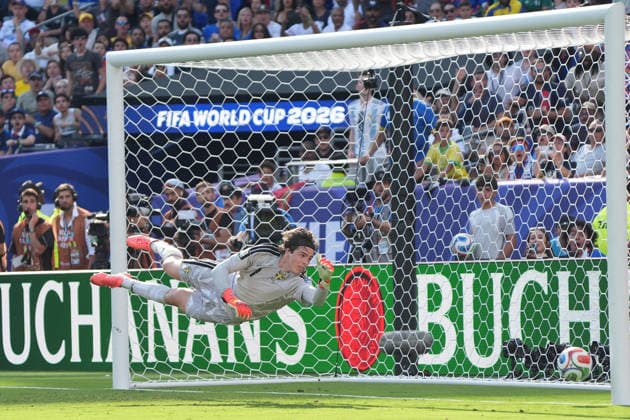 Torwart Goali Jacob Widell Zetterstrom (Schweden Sweden, 1) sieht den Schuss an den Pfosten gehen - New York 30.06.2026: Frankreich vs. Schweden, MetLife Stadium, World Cup 26, Sechzehntelfinale *** Goalie Jacob Widell Zetterstrom of Sweden, No. 1, watches the shot hit the post. New York, June 30, 2026. France vs. Sweden, MetLife Stadium, World Cup 26, Round of 32