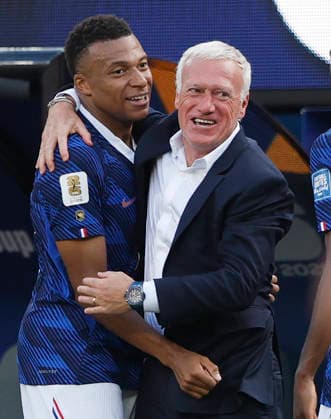 Kylian Mbappe of France celebrates with head coach Didier Deschamps after scoring a goal against Sweden in the first half during a Round of 32 FIFA World Cup, WM, Weltmeisterschaft, Fussball match at New York New Jersey Stadium in East Rutherford, New Jersey, on Tuesday, June 30, 2026.  NYP20260630919 JOHNxANGELILLO
