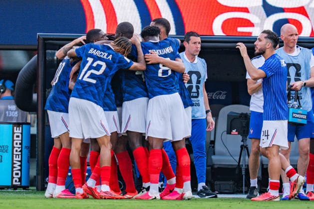 FIFA Fussball Weltmeisterschaft 2026, Sechszehntelfinale, Frankreich vs. Schweden, 30.06.2026, New Jersey Stadium Tor zum 1:0 durch Kylian Mbappe mit Jubel mit Didier Deschamps Ousmane Dembele Michael Olise Dayot Upamecano William Saliba Jules Kounde *** 2026 FIFA World Cup, Round of 32, France vs. Sweden, June 30, 2026, New Jersey Stadium: Kylian Mbappé scores the 1–0 goal, celebrated with Didier Deschamps, Ousmane Dembélé, Michael Olise, Dayot Upamecano, William Saliba, and Jules Koundé Copyright: xBahhoxKarax