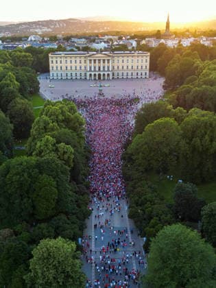 Football World Cup 2026 Oslo City Center Oslo 20260630. People flock to the Palace in central Oslo after Norway beat Ivory Coast 2-1 in the 1 16 final between Norway and Ivory Coast during the 2026 World Cup. Photo: Cornelius Poppe NTB Oslo Norway EDITORIAL USE ONLY. RESTRICTED USE FOR BETTING COMPANIES Ref:_SPOiZ7DzxvZbSM.jpg *** 2026 World Cup Oslo City Center Oslo 20260630 People flock to the Palace in central Oslo after Norway defeated Ivory Coast 2–1 in the Round of 16 match between Norway and Ivory Coast during the 2026 World Cup. Photo: Cornelius Poppe, NTB, Oslo, Norway. EDITORFOR MEDIA USE ONLY; RESTRICTED USE FOR BETTING COMPANIES  Copyright: xCorneliusxPoppex xNTBx