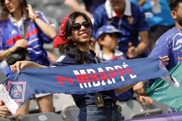 FIFA World Cup, WM, Weltmeisterschaft, Fussball 2026 - Round of 32 - France vs Sweden epaselect A supporter of France waves a scarf with Mbappe s name ahead of the FIFA World Cup 2026 Round of 32 match France against Sweden, in East Rutherford, New Jersey, USA, 30 June 2026. EAST RUTHERFORD United States  Copyright: xSHAWNxTHEWx