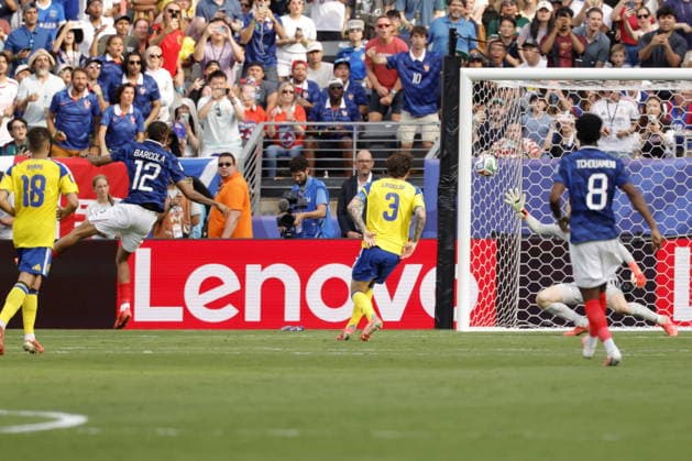 FIFA World Cup, WM, Weltmeisterschaft, Fussball 2026 - Round of 32 - France vs Sweden Bradley Barcola of France (L) scores the 2-0 goal during the FIFA World Cup 2026 Round of 32 match France against Sweden, in East Rutherford, New Jersey, USA, 30 June 2026. EAST RUTHERFORD United States  Copyright: xSHAWNxTHEWx
