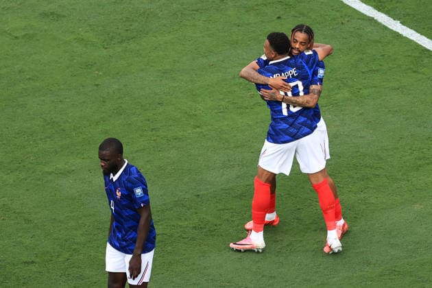 Football - FIFA World Cup, WM, Weltmeisterschaft, Fussball - Round of 32 - France v Sweden 30th June 2026 - FIFA World Cup - Round of 32 - France v Sweden - Bradley Barcola of France celebrates their second goal with Kylian Mbappe of France - Photo: Simon Stacpoole Offside. New Jersey USA *** Fußball – FIFA-Weltmeisterschaft, Runde der letzten 32: Frankreich gegen Schweden, 30. Juni 2026 – FIFA-Weltmeisterschaft, Runde der letzten 32: Frankreich gegen Schweden – Bradley Barcola aus Frankreich feiert gemeinsam mit Kylian Mbappé aus Frankreich das zweite Tor. Foto: Simon Stacpoole, Offside, New Jersey, USA  Copyright: xSimonxStacpoolexOffside