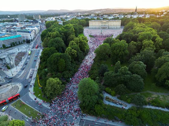 Football World Cup 2026 Oslo City Center Oslo 20260630. People flock to the Palace in central Oslo after Norway beat Ivory Coast 2-1 in the 1 16 final between Norway and Ivory Coast during the 2026 World Cup. Photo: Cornelius Poppe NTB Oslo Norway EDITORIAL USE ONLY. RESTRICTED USE FOR BETTING COMPANIES Ref:_SPOTbPubieFUKk.jpg *** 2026 FIFA World Cup Oslo City Center Oslo 20260630 People flock to the Palace in central Oslo after Norway defeated Ivory Coast 2–1 in the Round of 16 match between Norway and Ivory Coast during the 2026 World Cup. Photo: Cornelius Poppe, NTB, Oslo, Norway. EDITORFOR MEDIA USE ONLY; RESTRICTED USE FOR BETTING COMPANIES  Copyright: xCorneliusxPoppex xNTBx