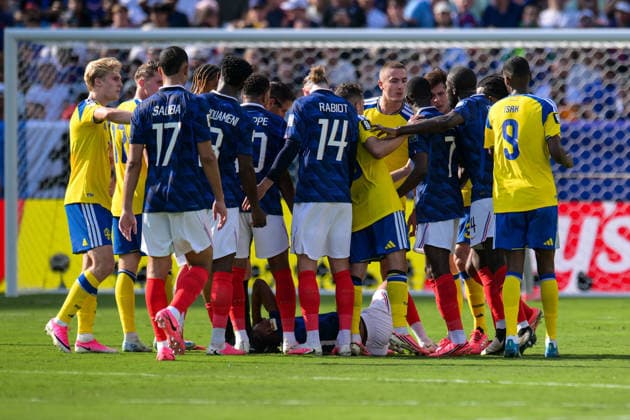 Fußball, WM 2026, 20260630, Frankreich - Schweden. Im Bild Michael OLISE (Frankreich, 11) angeschlagen am Boden, Rudelbildung. East Rutherford New-York-New-Jersey-Stadion New Jersey Vereinigte Staaten von Amerika *** Soccer, 2026 World Cup, 20260630, France vs. Sweden. Pictured: Michael OLISE of France, No. 11, injured on the ground; players clustering around him. East Rutherford, New York, New Jersey; stadium in New Jersey, United States of America Copyright: Passion2Press MarkusxFischerx