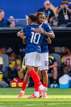 FIFA Fussball Weltmeisterschaft 2026, Sechszehntelfinale, Frankreich vs. Schweden, 30.06.2026, New Jersey Stadium Tor zum 1:0 durch Kylian Mbappe mit Jubel Bradley Barcola *** 2026 FIFA World Cup, Round of 32, France vs. Sweden, June 30, 2026, New Jersey Stadium: Kylian Mbappé scores the 1-0 goal as Bradley Barcola celebrates Copyright: xBahhoxKarax