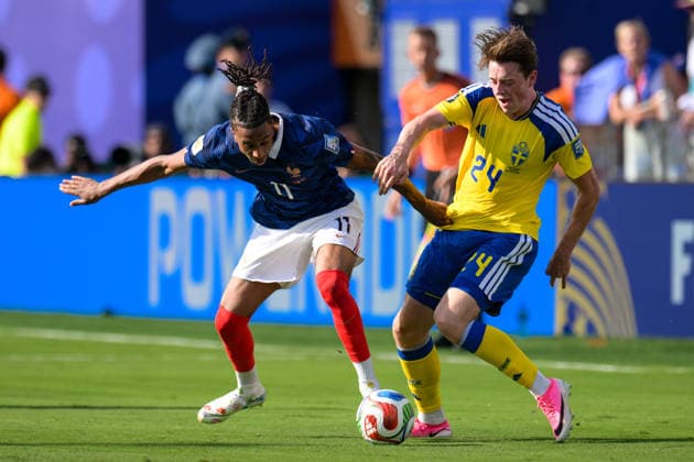 Fußball, WM 2026, 20260630, Frankreich - Schweden. Im Bild v.l. Michael OLISE (Frankreich, 11), Elliot STROUD (Schweden, 24) Zweikampfball. East Rutherford New-York-New-Jersey-Stadion New Jersey Vereinigte Staaten von Amerika *** Soccer, 2026 World Cup, 20260630, France vs. Sweden. Pictured, from left: Michael OLISE (France, No. 11) and Elliot STROUD (Sweden, No. 24) battling for the ball. East Rutherford, New York, New Jersey Stadium, New Jersey, United States of America Copyright: Passion2Press MarkusxFischerx
