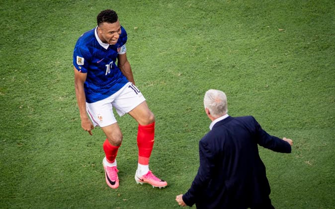 New York New Jersey, USA 30th Jun 2026. Goal celebration: Kylian Mbappe (FRA) Trainer Didier Deschamps (FRA) France - Sweden World Cup Frankreich - Schweden 30.06.2026 *** New York, New Jersey, USA, June 30, 2026 Goal celebration Kylian Mbappé (FRA) Coach Didier Deschamps (FRA) France vs. Sweden World Cup France vs. Sweden June 30, 2026