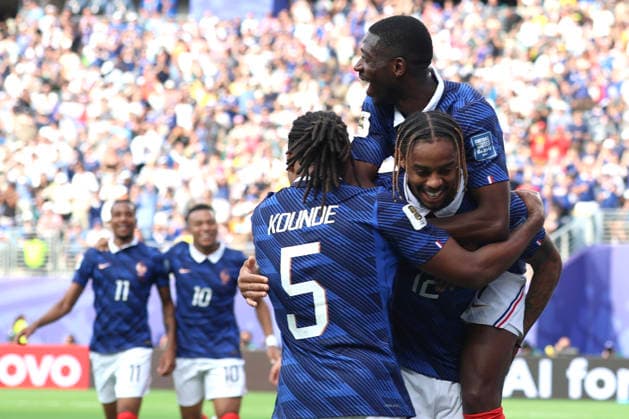 Bradley Barcola (C) of France celebrate a goal alongside Jules Kounde (L) and Ousmane Dembele during the FIFA World Cup, WM, Weltmeisterschaft, Fussball 2026 Round of 32 match France against Sweden at the MetLife Stadium in New Jersey, United States, 30 June 2026. FIFA World Cup 2026 - Round of 32- France vs Sweden !ACHTUNG: NUR REDAKTIONELLE NUTZUNG!  Copyright: xOctavioxGuzmánx GR3008 20260630-55020759285_1