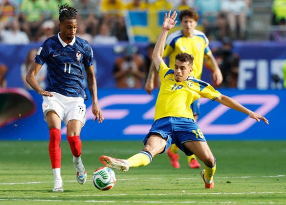 Sweden s Yasin Ayari (18) challenges Michael Olise of France in the second half of a Round of 32 FIFA World Cup, WM, Weltmeisterschaft, Fussball match at New York New Jersey Stadium in East Rutherford, New Jersey, on Tuesday, June 30, 2026.  NYP20260630933 JOHNxANGELILLO