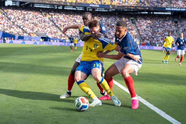Dayot Upamecano (France, 4) mit der Hand im Gesicht von Viktor Gyoekeres (Sweden, 17) FIFA World Cup, WM, Weltmeisterschaft, Fussball 2026: Frankreich vs Schweden 30 June 2026, FIFA World Cup 2026: Frankreich vs Schweden (Round of 32) at New York New Jersey Stadium in East Rutherford, New Jersey, USA. *** Dayot Upamecano (France), No. 4, with his hand on Viktor Gyoekeres (Sweden), No. 17, face; FIFA World Cup 2026: France vs. Sweden, June 30, 2026, 2026 FIFA World Cup: France vs. Sweden, Round of 32 at New York New Jersey Stadium in East Rutherford, New Jersey, USA Copyright: HMBxMedia xMarcoxBader