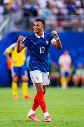 FIFA Fussball Weltmeisterschaft 2026, Sechszehntelfinale, Frankreich vs. Schweden, 30.06.2026, New Jersey Stadium Tor zum 3:0 durch Kylian Mbappe Jubel mit Michael Olise *** 2026 FIFA World Cup, Round of 32, France vs. Sweden, June 30, 2026, New Jersey Stadium—Kylian Mbappé scores the 3-0 goal; celebrates with Michael Olise Copyright: xBahhoxKarax