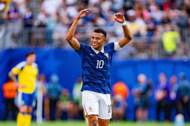 FIFA Fussball Weltmeisterschaft 2026, Sechszehntelfinale, Frankreich vs. Schweden, 30.06.2026, New Jersey Stadium Tor zum 3:0 durch Kylian Mbappe Jubel mit Michael Olise *** 2026 FIFA World Cup, Round of 32, France vs. Sweden, June 30, 2026, New Jersey Stadium—Kylian Mbappé scores the 3-0 goal; celebrates with Michael Olise Copyright: xBahhoxKarax