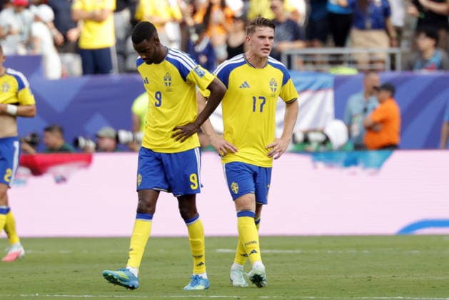 FIFA World Cup, WM, Weltmeisterschaft, Fussball 2026 - Round of 32 - France vs Sweden Alexander Isak (L) Viktor Gyokeres (R) of Sweden look disappointed after conceding the 3-0 goal during the FIFA World Cup 2026 Round of 32 match France against Sweden, in East Rutherford, New Jersey, USA, 30 June 2026. EAST RUTHERFORD United States  Copyright: xSHAWNxTHEWx