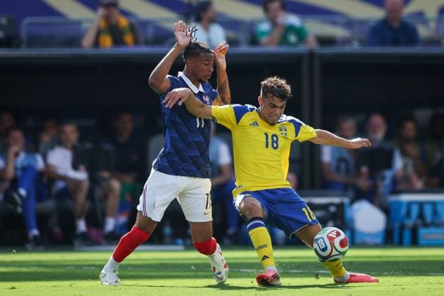 France v Sweden - FIFA World Cup, WM, Weltmeisterschaft, Fussball 2026 - Round of 32 NEW JERSEY, USA - JUNE 30: Yasin Ayari ( 18) of Sweden battles for the ball with Bradley Barcola ( 11) of France during the FIFA World Cup 2026 Round of 32 match between France and Sweden at Dallas Stadium on June 30, 2026 in Arlington, Texas. photo by Ayman Aref JNA PRESS NEW JERSEY United States of America Copyright: x xAymanxArefxMohamedxSaadxElxDinx xJNAxPressx