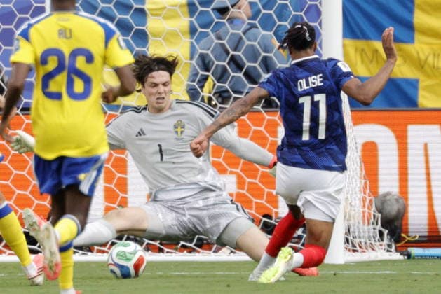 FIFA World Cup, WM, Weltmeisterschaft, Fussball 2026 - Round of 32 - France vs Sweden Goalkeeper Jacob Widell Zetterstrom of Sweden (L) in action against Michael Olise of France (R) during the FIFA World Cup 2026 Round of 32 match France against Sweden, in East Rutherford, New Jersey, USA, 30 June 2026. EAST RUTHERFORD United States  Copyright: xSHAWNxTHEWx