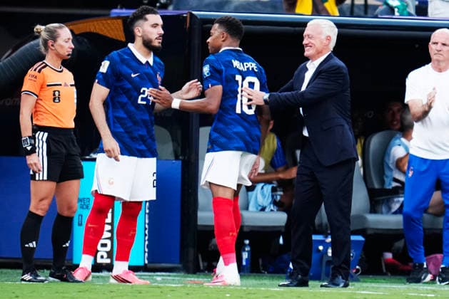 NEW YORK, USA 20260630 Frankrikes Rayan Cherki byts in och Kylian Mbappe byts ut och förbundskapten Didier Deschamps gratuelerar honom under 16-delsfinalen mellan Frankrike och Sverige pa New York New Jersey Stadium under fotbolls-VM. ***Bilden ingar i SPORTPAKET. För övriga BETALBILD*** NEW YORK USA x9200x *** NEW YORK, USA 20260630 France’s Rayan Cherki comes on as a substitute and Kylian Mbappé is substituted off, and head coach Didier Deschamps congratulates him during the U-16 semifinal between France and Sweden at New York New Jersey Stadium during the World Cup ***The image is part of the SPORTS PACKAGE. For other PAID IMAGES*** NEW YORK, USA x9200x  Copyright: xBjörnxLarssonxRosvall TTx FOTBOLLS-VM 2026 FRANKRIKE-SVERIGE